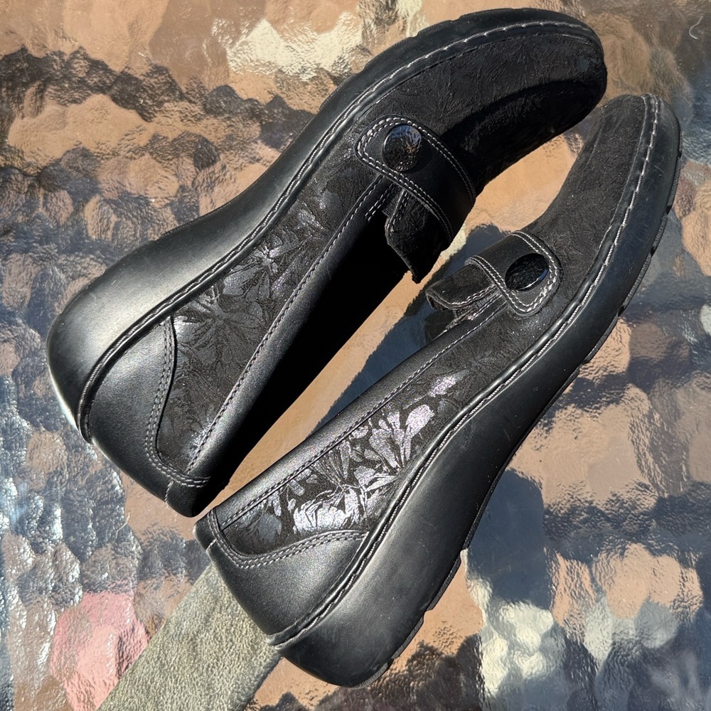 Clarks Cora Daisy Loafer Ultimate Comfort black size 9 EUC
